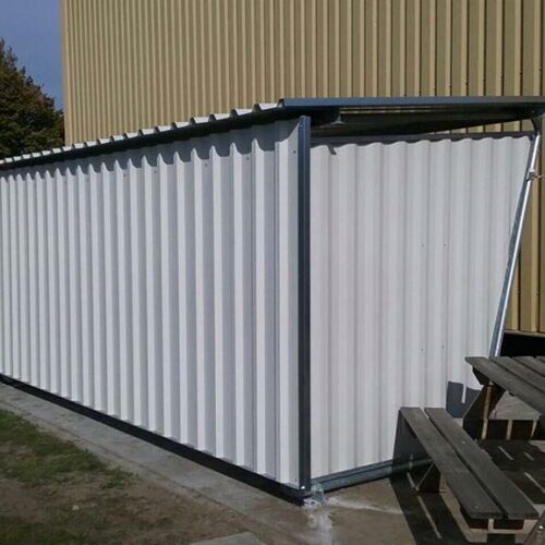 Fietsoverkapping Karin 37 Rijwieloverkapping Karin. De gebruikte materialen zijn volbad verzinkt en daardoor bestand tegen alle weersomstandigheden. Afgebeeld de uitvoering met een lengte van 8 meter en wandafdichtingen van trapeziumplaat ral 9002.